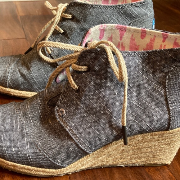 Women’s TOMS Navy chambray booties with laces Size 9.5 - Picture 3 of 10